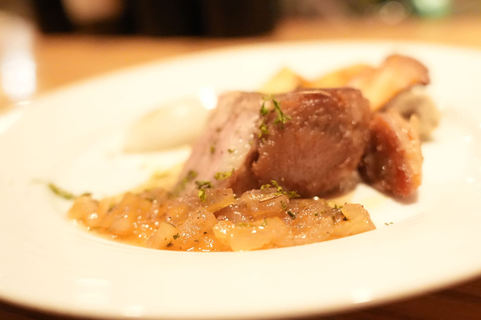 豚肩ロース肉のスーヴィッド、きのこ添え